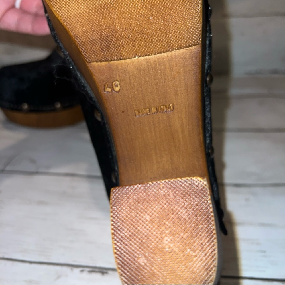 🖤Sbicca Black Velvet Clogs with Wooden Heel🖤 - Picture 4 of 5